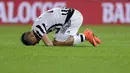 Striker Juventus, Paulo Dybala, tampak kesakitan saat laga melawan Inter Milan. Wonderkid asal Argentina itu diganti oleh Alvaro Morata pada menit ke-82. (Reuters/Giorgio Perottino)