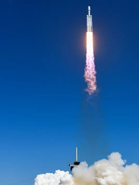 Peluncurkan pesawat ruang angkasa ini menuju ke Europa, salah satu bulan di planet Jupiter. (CHANDAN KHANNA/AFP)