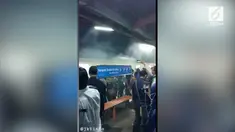 KRL jurusan Jakarta Kota menuju Bogor mengeluarkan asap saat berada di Stasiun Depok Baru, kejadian ini membuat penumpang berhamburan keluar.