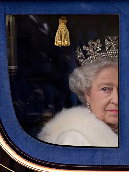 Dalam file foto ini diambil pada 18 November 2009 Ratu Inggris Elizabeth II kembali ke Istana Buckingham di pusat kota London, setelah berpidato di depan Parlemen selama upacara Pembukaan Parlemen resmi di Westminster. (Photo by LEON NEAL / AFP)