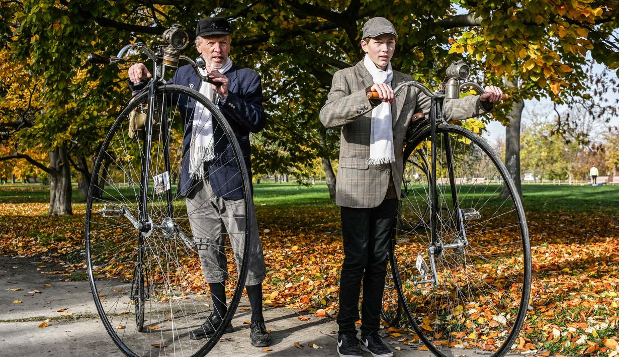 Para penggemar mengenakan pakaian bersejarah dengan sepeda yang mereka sebut penny-farthing, atau yang juga dikenal sebagai high wheel, dalam kompetisi tradisional 'One Mile Race' di Taman Letna, Praha, Republik Ceko, pada 1 November 2025. Untuk ikut ambil bagian dalam perlombaan ini, peserta diwajibkan mengenakan kostum sejarah. (Michal Cizek/AFP)