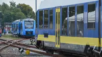 Kereta api bertenaga hidrogen pertama di dunia tiba di stasiun untuk memulai layanan komersial di Bremervoerde, Jerman, 16 September 2018. Kereta itu sendiri bebas emisi, tetapi produksi hidrogen melepaskan beberapa emisi. (AFP / Patrik STOLLARZ)
