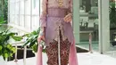 Kebaya tersebut dilengkapi dengan korset renda yang menambah keunikan tampilan.  Sebagai pelengkap, Maudy kenakan dengan kain batik dan heels silver. [Foto: Instagram/ Maudy Ayunda]