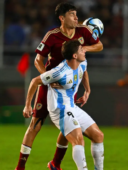 Hingga akhir babak pertama, Argentina unggul 1-0 atas Venezuela. (JUAN BARRETO/AFP)