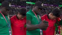 Tangkapan layar video dari warganet saat staf Ghana selfie bersama Son Heung Min usai kekalahan Korea Selatan melawan Ghana di laga Piala Dunia 2022, Senin (28/11/2022). (Dok: Twitter @deuxvirgos)