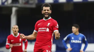 Pemain Liverpool Mohamed Salah (11) melakukan selebrasi usai mencetak gol ke gawang Everton pada pertandingan Liga Premier Inggris di Stadion Goodison Park, Liverpool, Inggris, Sabtu (17/10/2020). Pertandingan berakhir dengan skor 2-2. (Cath Ivill/Pool via AP)