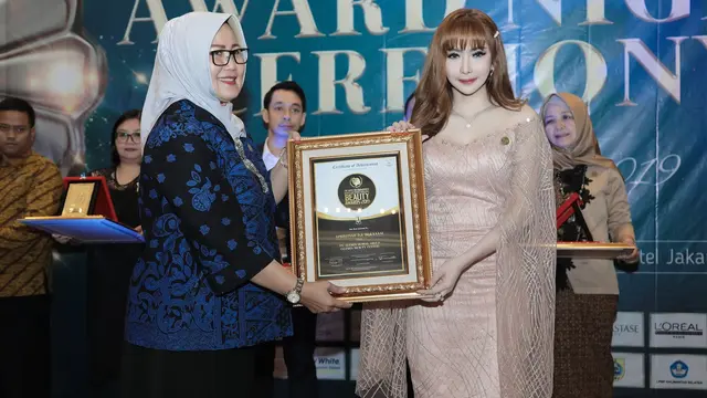 Apristiyah, kekasih Guntur Triyoga, menerima penghargaan