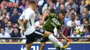 Striker Juventus, Paulo Dybala, melepaskan umpan saat melawan Tottenham pada laga persahabatan di Stadion Wembley, London, Sabtu (5/8/2017). Tottenham menang 2-0 atas Juventus. (AFP/Olly Greenwood)