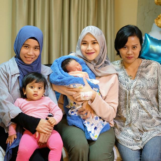 Tak Jaga Jarak, 6 Artis Ini Tetap Berhubungan Baik dengan Mantan Istri Suaminya