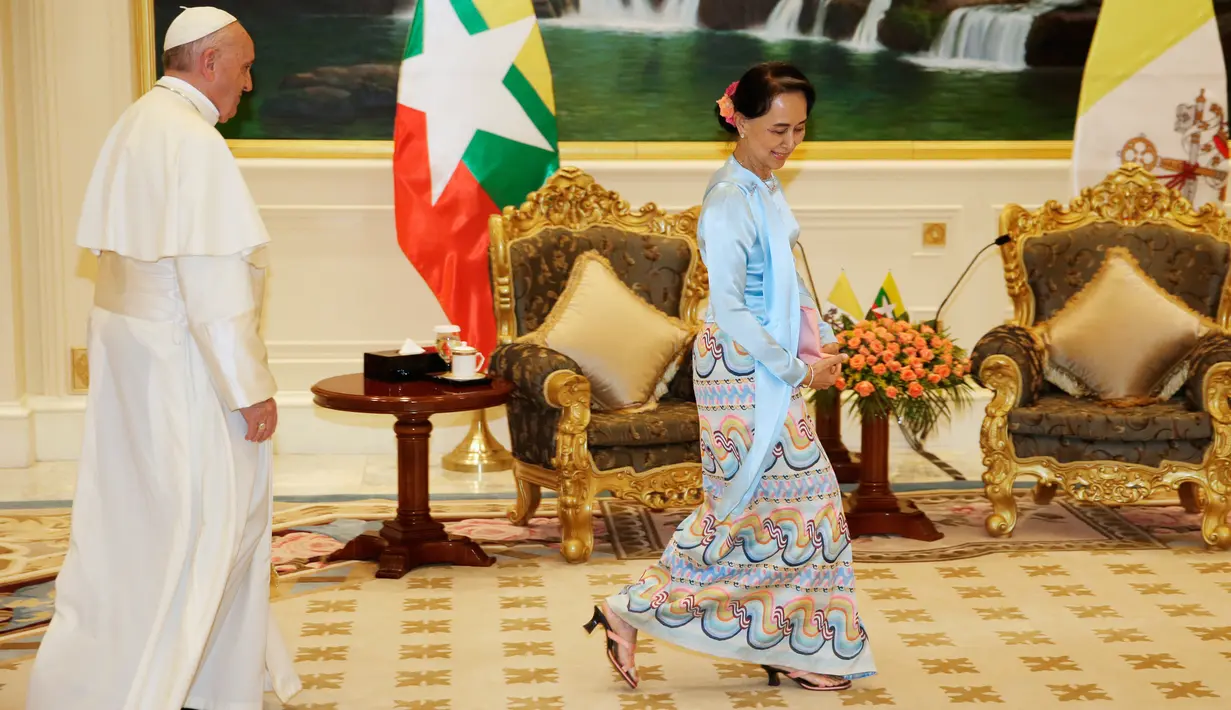 Pemimpin de facto Myanmar, Aung San Suu Kyi menyambut kunjungan Paus Fransiskus dalam pertemuan di Naypyitaw, Selasa (28/11). Paus Fransiskus bertemu dengan Suu Kyi untuk membahas mengenai krisis kemanusiaan di Rakhine. (Max Rossi/Pool Photo via AP)