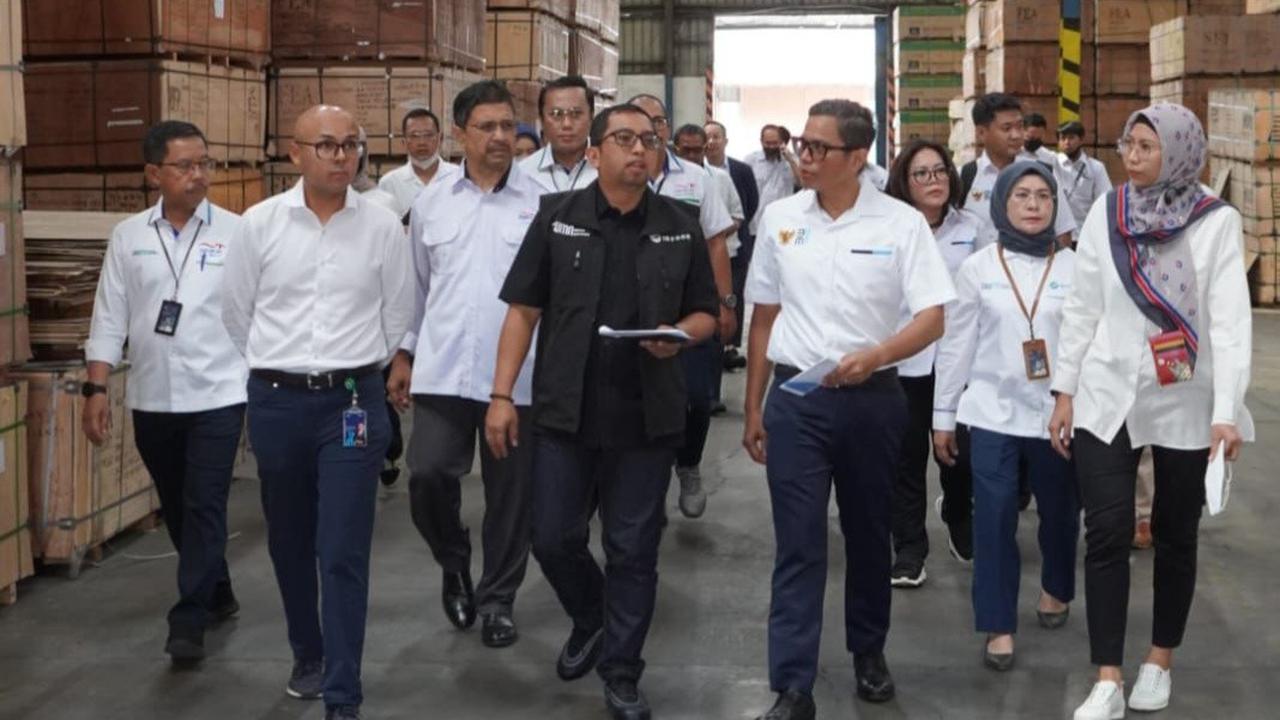 Wakil Menteri BUMN I Pahala Nugraha Mansury meninjau langsung gudang milik Holding BUMN Pangan ID Food.