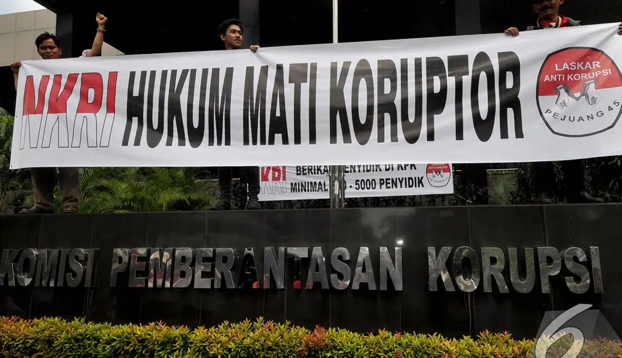  Pegiat anti korupsi melakukan aksi di depan Gedung KPK Jakarta, Selasa (9/12/2014). (Liputan6.com/Miftahul Hayat)