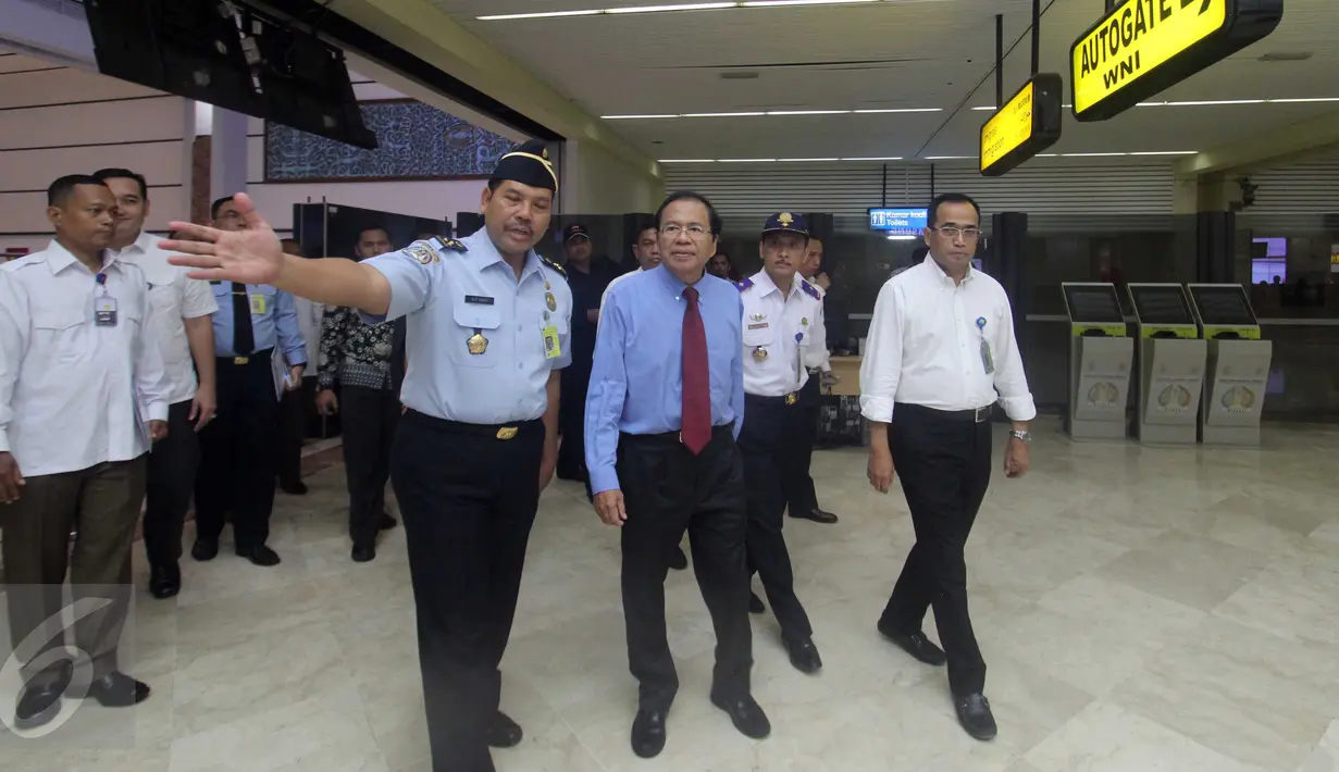 Menko Kemaritiman Rizal Ramli memantau implementasi kebijakan bebas visa bagi 169 negara, di Bandara Soekarno Hatta, Banten, Senin (25/4). Menko Rizal mendapati turis asing masih membayar untuk bisa mendapatkan visa kedatangan. (Liputan6.com/Helmi Afandi)