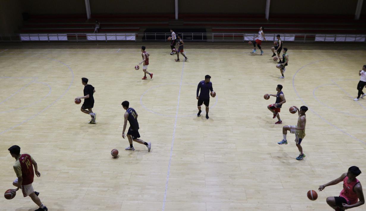 Para pebasket junior West Bandits melakukan dribble saat latihan di Hall Basket Hawks BSD, Tangerang, Senin (21/10). Meski klub amatir, West Bandits serius melakukan pembinaan usia muda. (Bola.com/Vitalis Yogi Trisna)