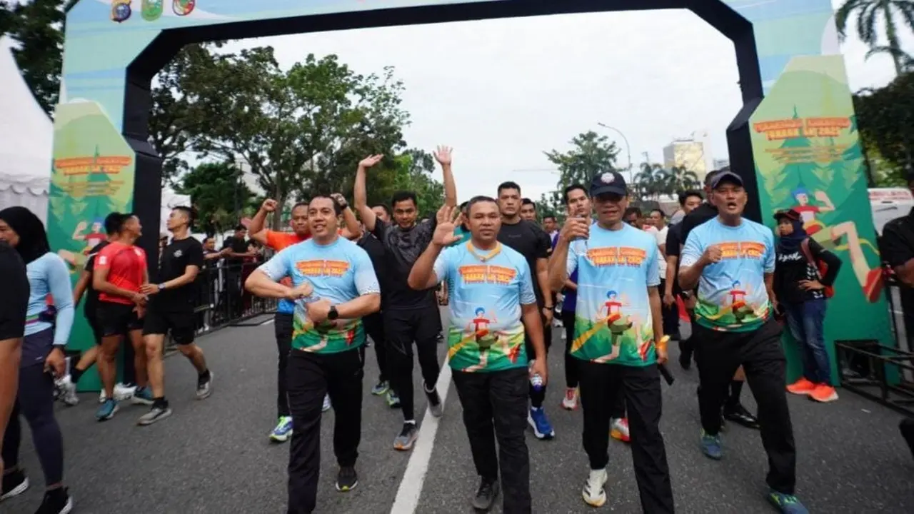 Gubernur Riau Abdul Wahid dalam kegiatan Karhutla Fun Run 2025.