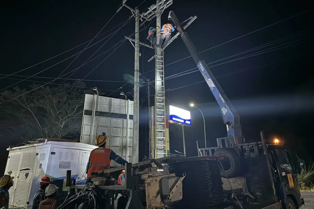 Petugas PLN gerak cepat melakukan penambahan jalur distribusi listrik untuk meningkatkan kualitas tegangan dan keandalan listrik di RSUD Rupit, Kabupaten Musi Rawas Utara, Sumatera Selatan. (Dok PLN)