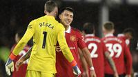 Pemain Manchester United, Lisandro Martinez melakukan selebrasi bersama David De Gea setelah berakhirnya laga Liga Inggris 2022/2023 menghadapi Everton di Goodison Park, Liverpool (9/10/2022). Bek tengah Argentina ini baru saja didatangkan Manchester United pada awal musim 2022/2023 dari Ajax Amsterdam dengan nilai transfer mencapai 57,37 juta euro atau setara Rp936 miliar. (AFP/Oli Scarff)