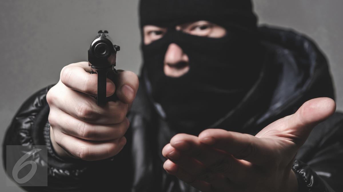 Viral! 2 perampok bersenjata di Cianjur ngaku anggota TNI, warga ketakutan nggak berani halangi 

Ternyata senjatanya cuma airsoftgun. TNI: Mereka warga sipil!