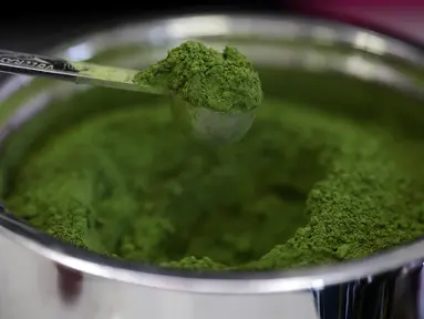 Sam Butarbutar mengambil sesendok matcha dari wadah sambil membuat minuman matcha di Third Culture, Berkeley, California, Amerika Serikat pada 15 Juli 2025. (Justin Sullivan/Getty Images North America/Getty Images via AFP)