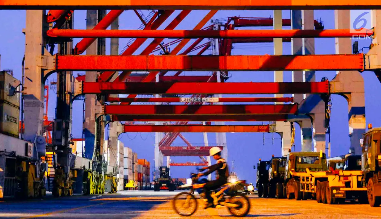 Aktivitas pekerja di Pelabuhan Tanjung Priok, Jakarta, Rabu (31/10). Dengan sistem PSF, transaksi atas jasa kepelabuhanan tidak tergantung lagi pada ketersediaan uang tunai pengguna jasa. (Liputan6.com/Immanuel Antonius)