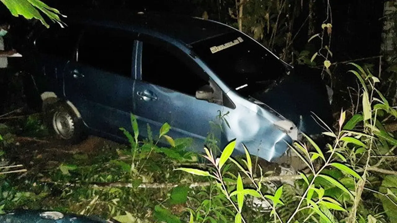 Mobil nahas tersebut dalam perjalanan dari Tahuna menuju Tabukan Selatan, Kabupaten Kepulauan Sangihe.