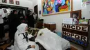 Istri alm RMH Heroe Siswanto NS atau dikenal Sys NS, Shanty Widhiyanti berdoa di sisi jenazah di rumah duka, Jakarta, Selasa (23/1). Sys NS wafat diusia 61 tahun akibat serangan jantung. (Liputan6.com/Helmi Fithriansyah)
