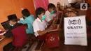 Sejumlah siswa sekolah dasar belajar dengan menggunakan wifi gratis yang disediakan oleh warkop Rizki, di Pondok Aren, Tangerang Selatan, Rabu (29/7/2020). Wifi gratis disediakan untuk membantu anak anak sekitar yang tidak memiliki jaringan internet dan smartphone. (Liputan6.com/Angga Yuniar)
