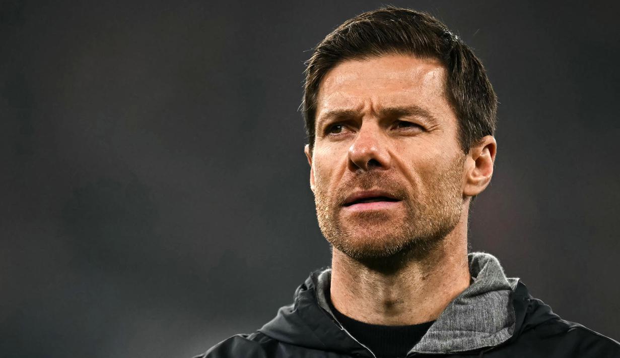 Pelatih Bayer Leverkusen, Xabi Alonso saat laga lanjutan Liga Champions 2024/2025 melawan Liverpool yang berlangsung di Anfield, Liverpool, Inggris, Rabu (06/11/2024) dini hari WIB. (AFP/Paul Ellis)