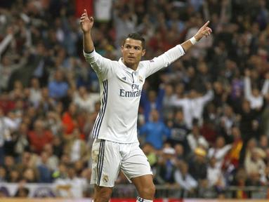Bintang Real Madrid, Cristiano Ronaldo menjadi pemimpin klasemen pemain dengan tembakan terbanyak ke arah gawang dengan total 29 tembakan hingga pekan ke-9 La Liga Santander. (EPA/Kiko Huesca)