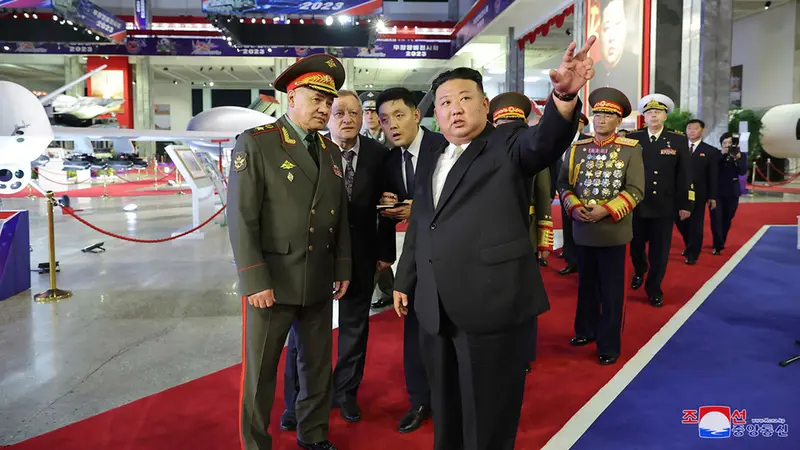 Pemimpin Korea Utara Kim Jong Un dan Menteri Pertahanan Rusia Sergei Shoigu