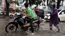 Motor seorang pengendara terlihat mogok saat melintas di Jalan Iskandar. Sistem drainase yang buruk menjadi penyebab banjir di sejumlah ruas jalan di Ibu Kota selalu, Jakarta, Kamis (22/1/2015).(Liputan6.com/Miftahul Hayat)