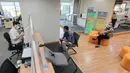 Pemohon melakukan pengajuan administrasi di mal pelayanan publik, Jakarta,Rabu (17/6/2020). Selain itu pengunjung yang hendak ke MPP harus terlebih dulu mendaftar antrean secara online melalui laman https://ptsp.jakarta.go.id/antrian/agar tidak terjadi penumpukan antrian. (Liputan6.com/Angga Yuniar)