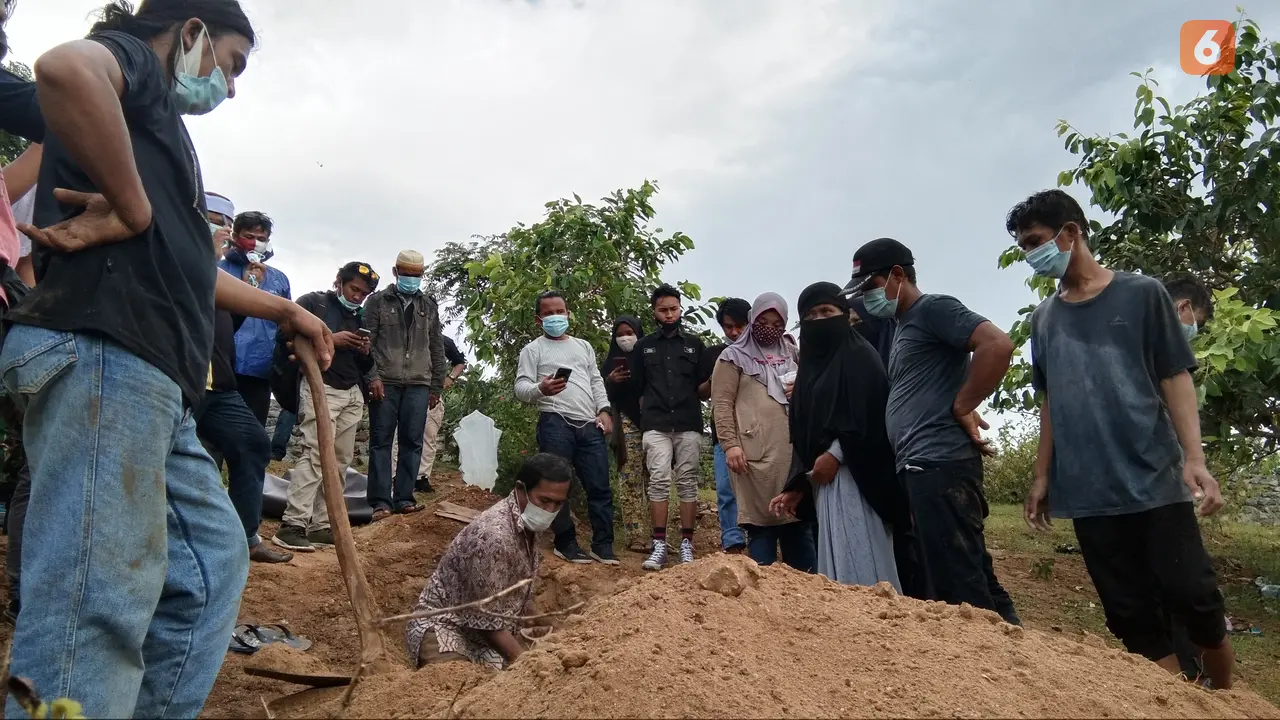 Keluarga Alm Wahid alias Bojes di lokasi pemakaman umum Poboya