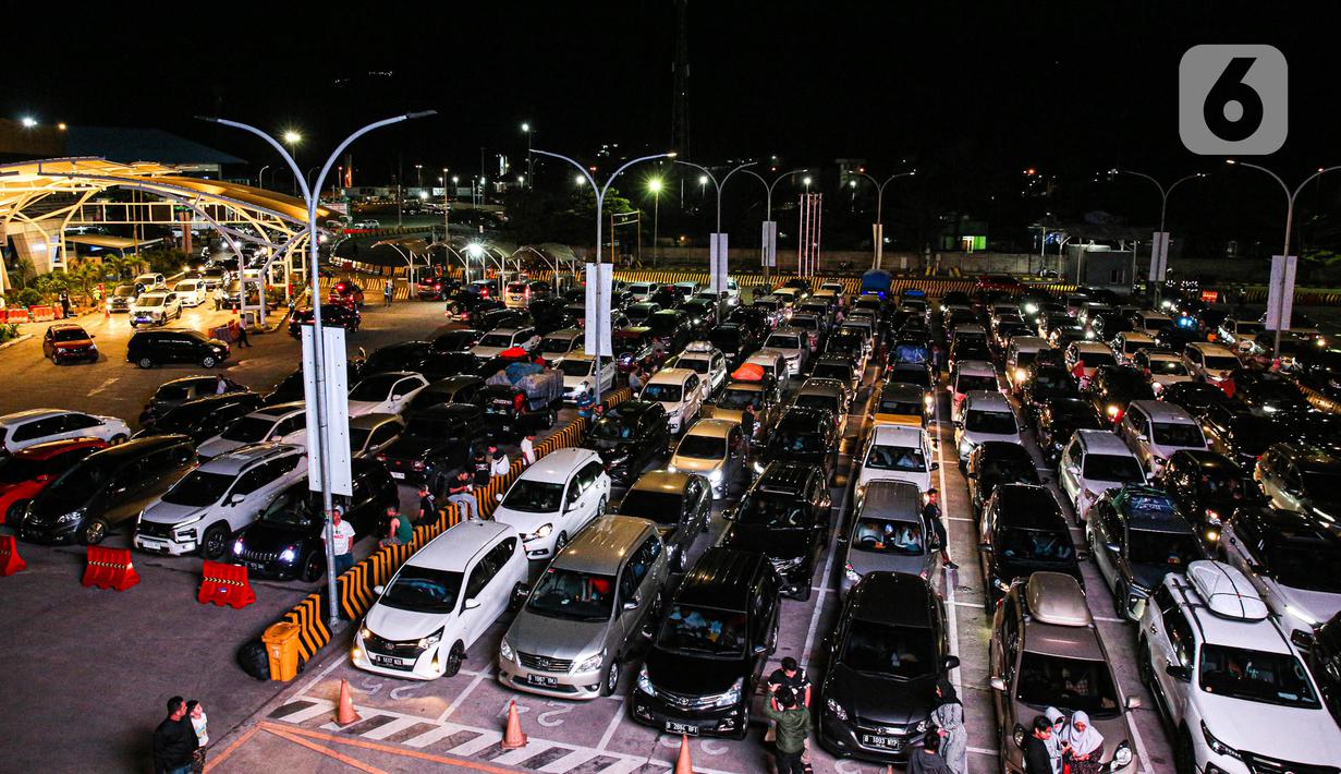 Kendaraan pribadi yang akan menyeberang ke Pulau Sumatera menunggu giliran masuk kapal ferry di Pelabuhan Merak, Banten, Selasa (18/4/2023) dini hari. (Liputan6.com/Faizal Fanani)
