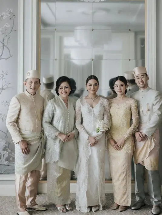 Kebaya rancangan desainer Didiet Maulana itu memiliki detail off shoulder, dihiasi payet motif bunga