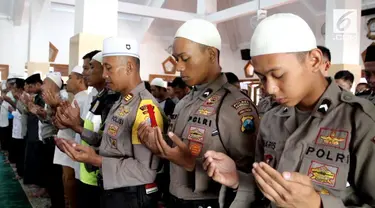 Ratusan anggota polisi melakukan salat ghaib untuk para petugas yang tewas dalam bentrokan yang tejadi di mako Brimob.