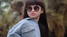 Graciella Abigail berhasil menyita perhatian banyak orang dengan aktingnya sebagai Raya di layangan putus. Graciella kini menjadi aktris cilik yang gaya penampilannya jadi pusat perhatian termasuk saat ia tampil kece dengan kacamata. (Liputan6.com/IG/@graciellaabigail)