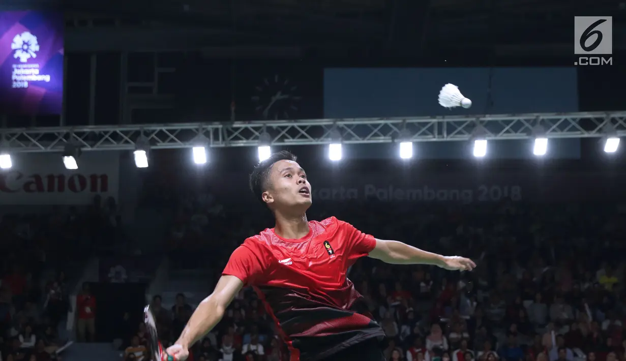 Tunggal putra Indonesia, Anthony Sinisuka Ginting mengembalikan kok ke arah pemain India, Srikanth Nammaiwar Kidambi pada perempat final Bulutangkis Beregu Putra Asian Games 2018 di Jakarta, Senin (20/8). (Liputan6.com/Helmi Fithriansyah)