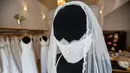 Gaun pernikahan lengkap dengan masker buatan desainer Friederike Jorzig terlihat di tokonya di Berlin, Jerman (31/3/2020).  Masker buatan Friederike Jorzig dibuat khusus bagi pasangan pengantin yang akan menikah di tengah pemberlakuan lockdown di Jerman. (AFP/Odd Andersen)