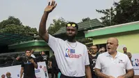 Pebasket Boston Celtics, Jaylen Brown, menyapa anak-anak saat Junior NBA Indonesia di SMA 82, Jakarta, Kamis (26/7/2018). Junior NBA merupakan program pembinaan olahraga basket secara global. (Bola.com/Vitalis Yogi Trisna)