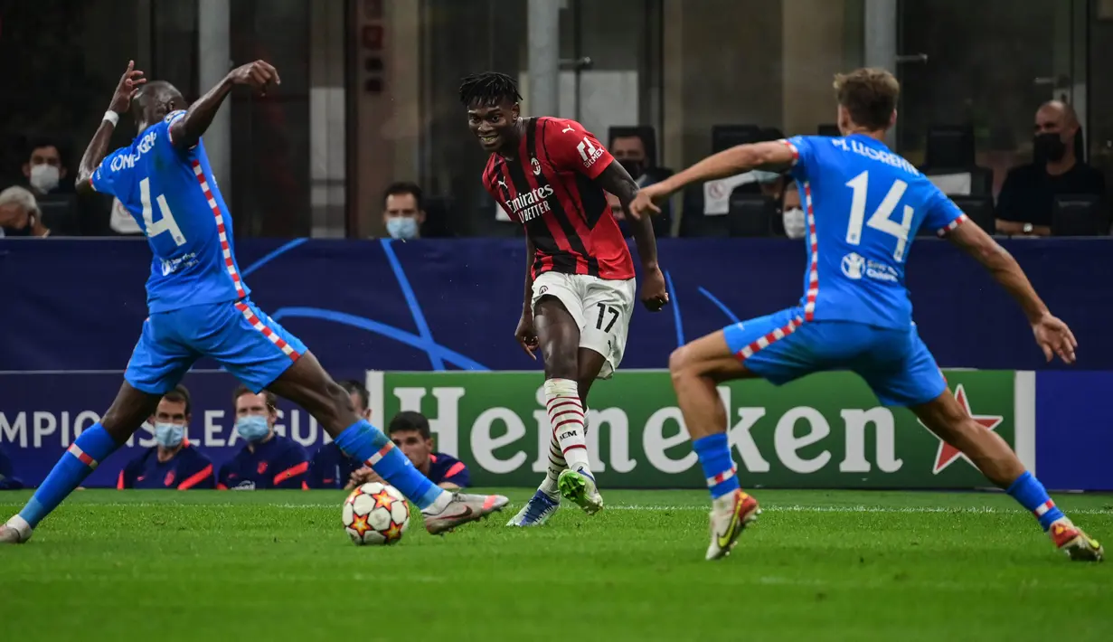 Rafael Leao yang berdiri bebas di ujung kotak penalti langsung menendang dan menjebol gawang Oblak. (AFP/Miguel Medina)