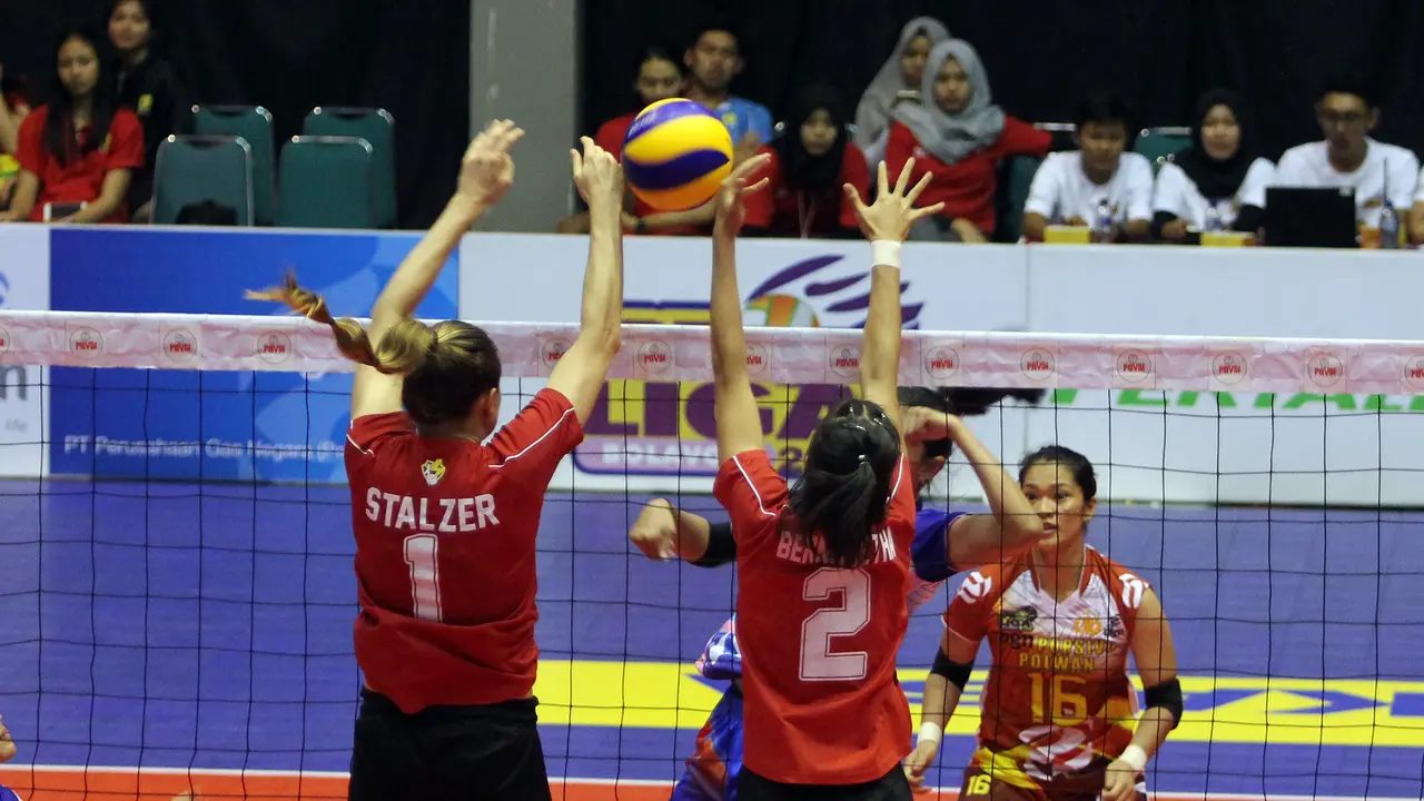 Tim putri Jakarta Elektrik PLN bertanding melawan Jakarta PGN Popsivo Polwan pada final four putaran pertama Proliga 2017 di Sritex Arena, Solo, Jawa Tengah, Jumat (7/4/2017). Jakarta Elektrik menang 3-1. 