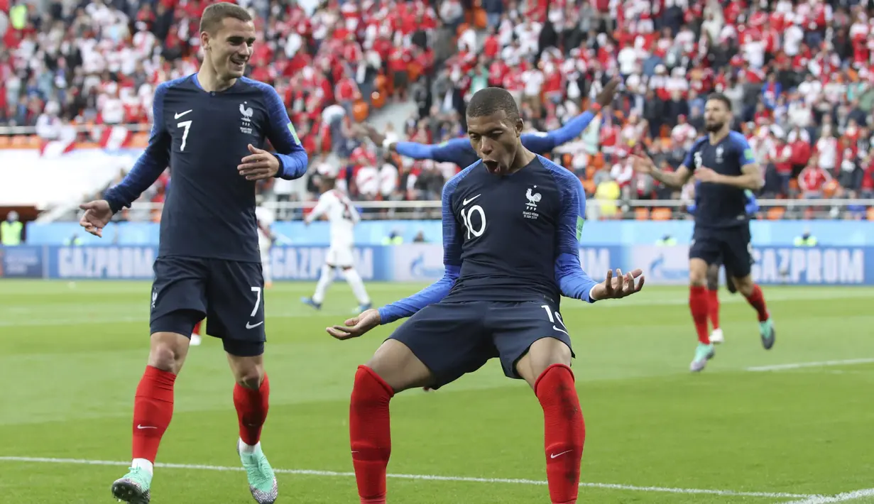 Striker Prancis, Kylian Mbappe, merayakan gol ke gawang Peru pada laga grup C Piala Dunia di Yekaterinburg Arena, Yekaterinburg, Kamis (21/6/2018). Dirinya menjadi pencetak gol termuda Prancis di turnamen bergengsi. (AP/David Vincent)