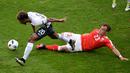 Pemain Prancis, Kingsley Coman (kiri), berebut bola dengan pemain Swiss, Xherdan Shaqiri, pada laga terakhir Grup A Piala Eropa 2016 di Stade Pierre Mauroy, Lille, Senin (20/6/2016) dini hari WIB. (AFP/Denis Charlet)