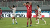 Pemain Timnas Indonesia, Mitchell Baker, menunjukkan ekspresi kecewa setelah gagal memanfaatkan peluang di depan gawang Vietnam pada laga ketiga Grup A Piala AFF 2026 di Stadion Pakansari, Bogor, Senin (3/8/2026) malam WIB. Sejumlah peluang yang didapat skuad Garuda gagal berbuah gol, sehingga Indonesia harus mengakui keunggulan Vietnam dengan skor 0-3. Meski kalah, peluang Timnas Indonesia lolos ke semifinal masih terbuka dengan syarat wajib mengalahkan Singapura pada laga terakhir Grup A. (Kapanlagi.com/Budy Santoso)