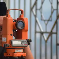 Tim Rukyat Hilal AL Husna MAJT Semarang mengintip hilal di Menara Al-Husna Masjid Agung Jawa Tengah, Selasa (15/5 ). Tim belum melihat bulan penuh di ufuk titik tengah. (Liputan6.com/Gholib)