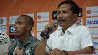 Pelatih Barito Putera Djadjang Nurdjaman puas setelah timnya berhasil mencuri poin di kandang Persib Bandung. (Liputan6.com/Huyogo Simbolon)
