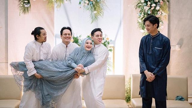 6 Potret Seru Dinda Hauw dengan Ketiga Kakak Lelakinya, Akrab Banget