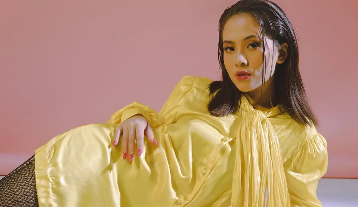 Mantan personel JKT48 ini sukses mencuri perhatian berkat penampilannya yang cantik dan menawan bak seorang model profesional. Zara tampil cerah mengenakan dress kuning dalam dalam pemotretannya beberapa waktu lalu.  (Liputan6.com/@zaraadhsty)