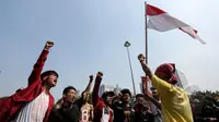 Sejumlah mahasiswa dari berbagai universitas mulai berorasi di depan Istana Merdeka, Jakarta, Rabu (20/5/2015). Massa berunjuk rasa menuntut kesejahteraan rakyat sekaligus memperingati Hari Kebangkitan Nasional. (Liputan6.com/Faizal Fanani) 